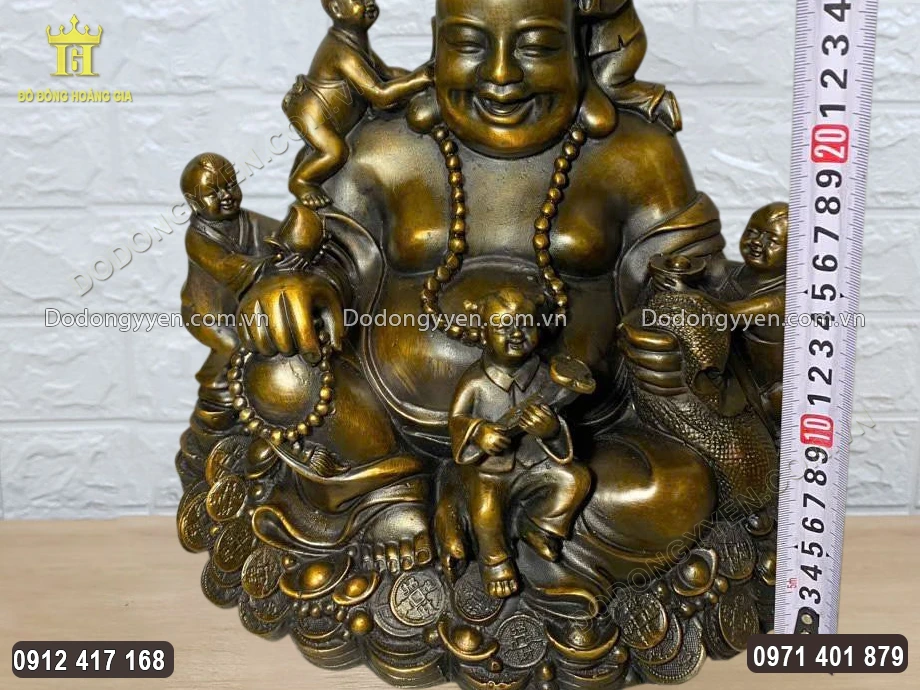 5 đứa trẻ cả nam v&agrave; nữ &ocirc;m xung quanh Phật Di Lặc